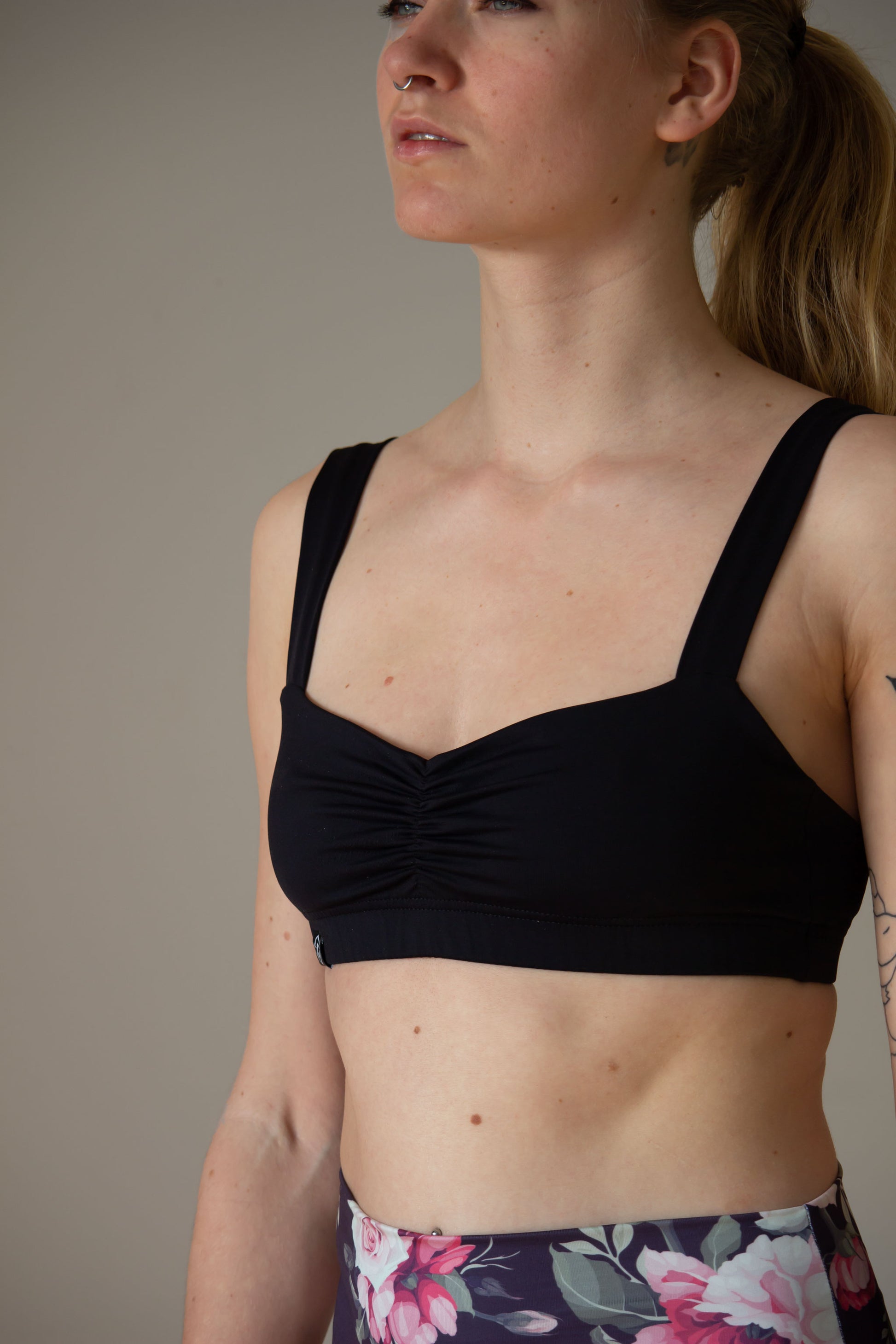 Balconette scrunch sports bra for pole dance in black