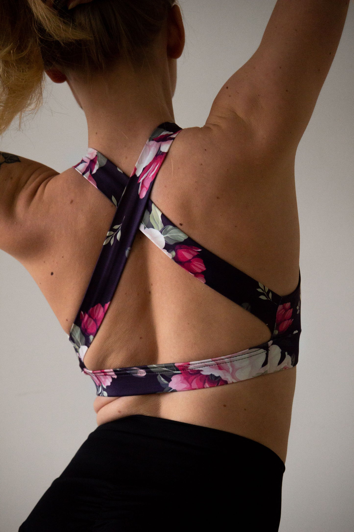 Halter sports bra for pole dance in floral print with cross back