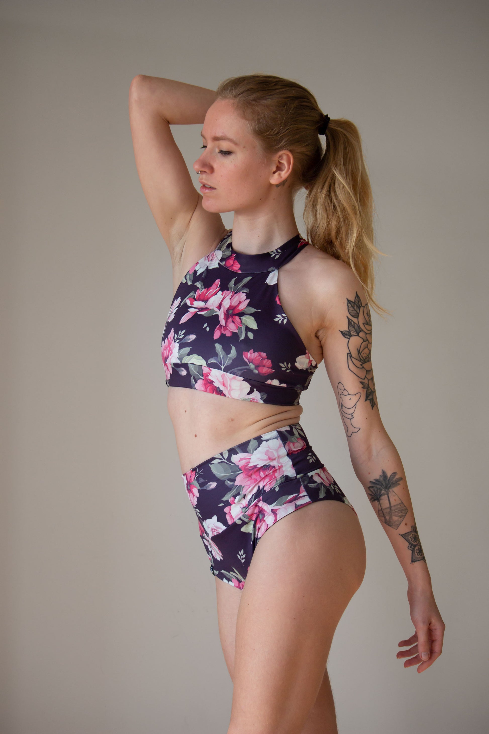 Halter sports bra for pole dance in floral print with cross back