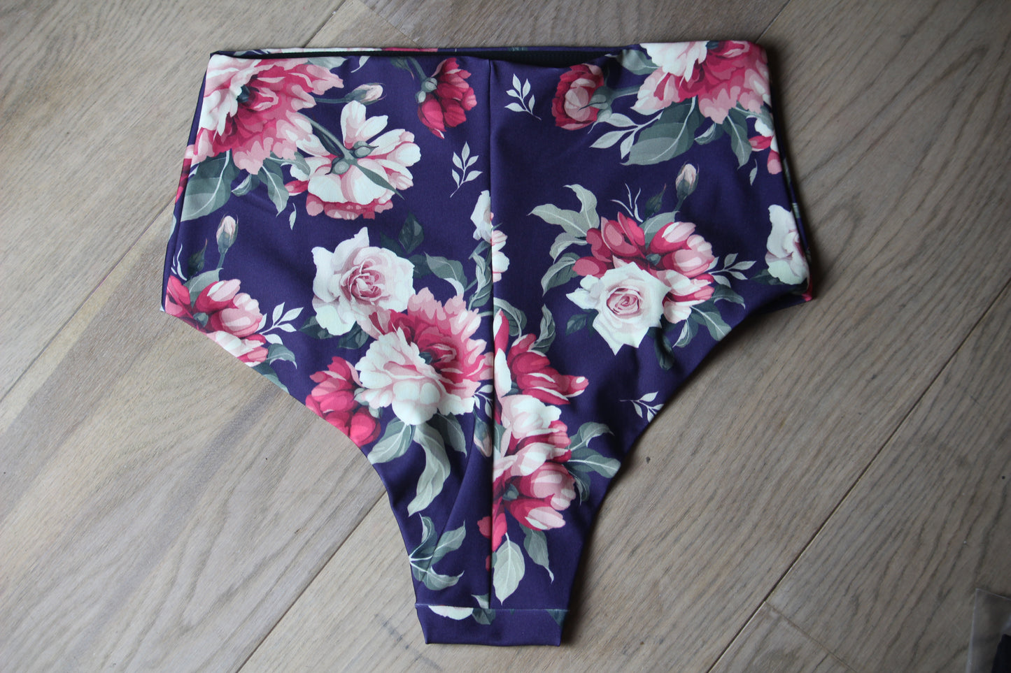 High waist shorts in rose print